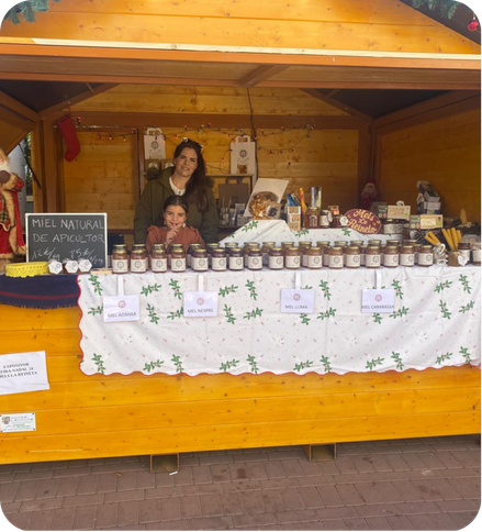 Puesto de miel artesanal Mels La Reineta con diferentes variedades de miel natural.