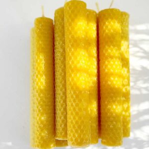 Velas artesanales de cera de abeja natural, creadas por Mels La Reineta, con un hermoso color amarillo y textura de panal.