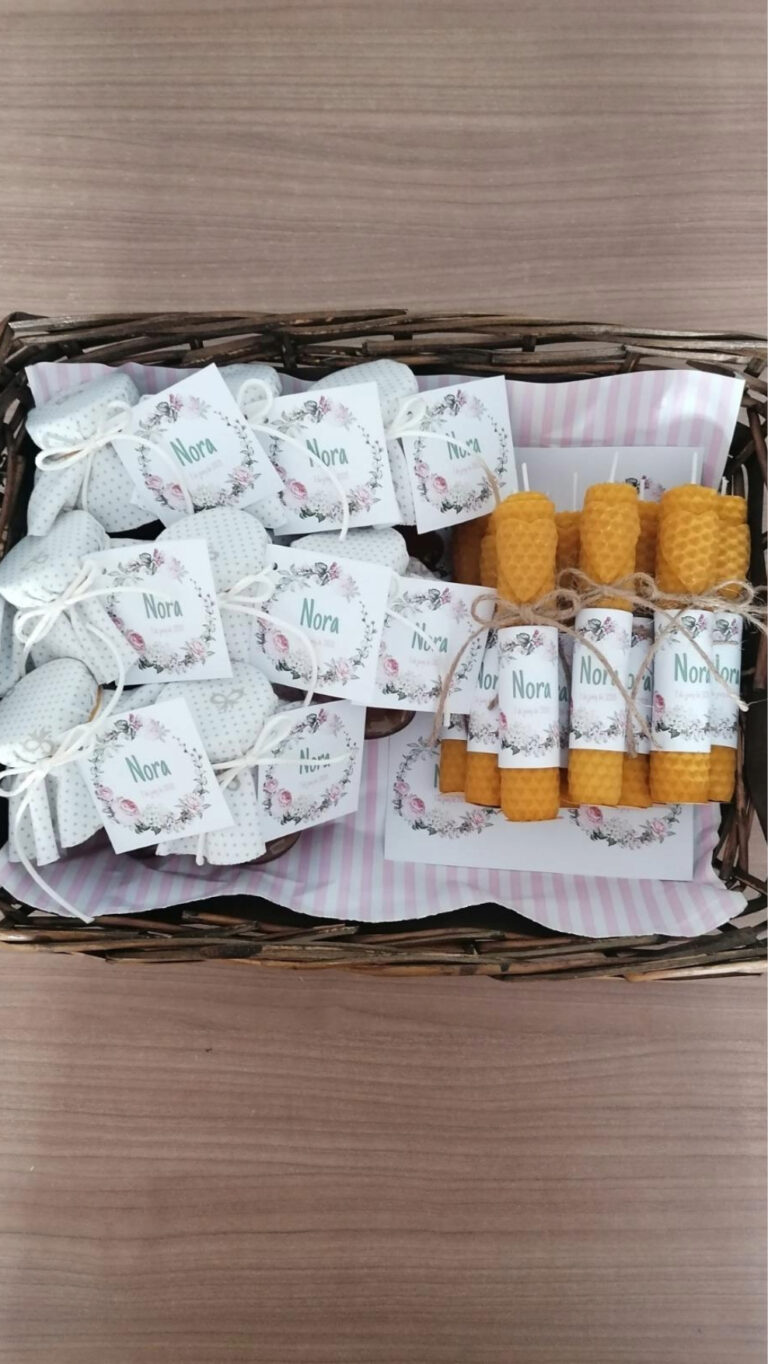 Frascos de miel y velas de cera de abeja Mels La Reineta decorados con etiquetas personalizadas para eventos como bodas y comuniones.