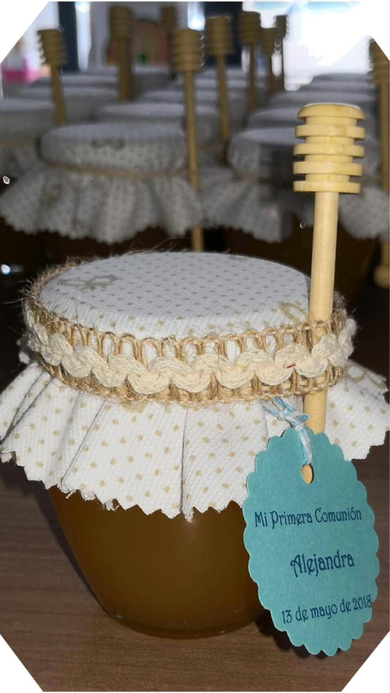 Frascos de miel artesanal Mels La Reineta decorados con tela, cuerda y etiqueta personalizada, ideales como detalle para eventos y celebraciones.