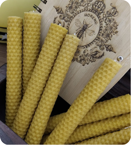 Velas de cera de abeja natural Mels La Reineta en barras, presentadas en caja de madera con el logo de la marca.
